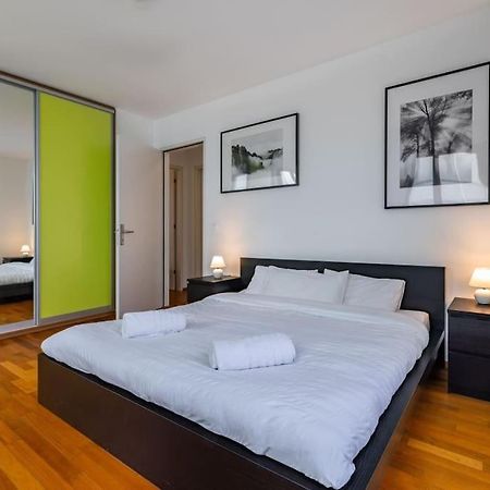 Appartamento Modern Spacious Flat With A Terrace And A Parking Praga Esterno foto