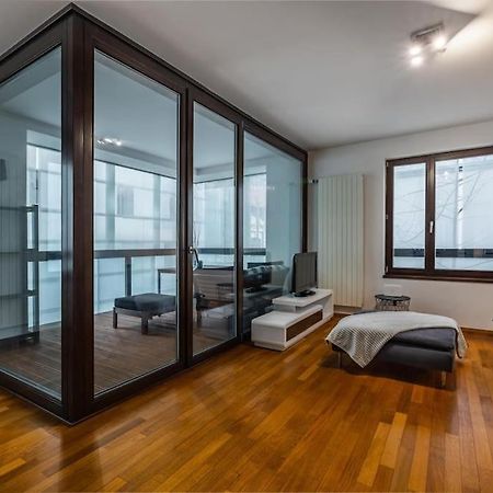 Appartamento Modern Spacious Flat With A Terrace And A Parking Praga Esterno foto