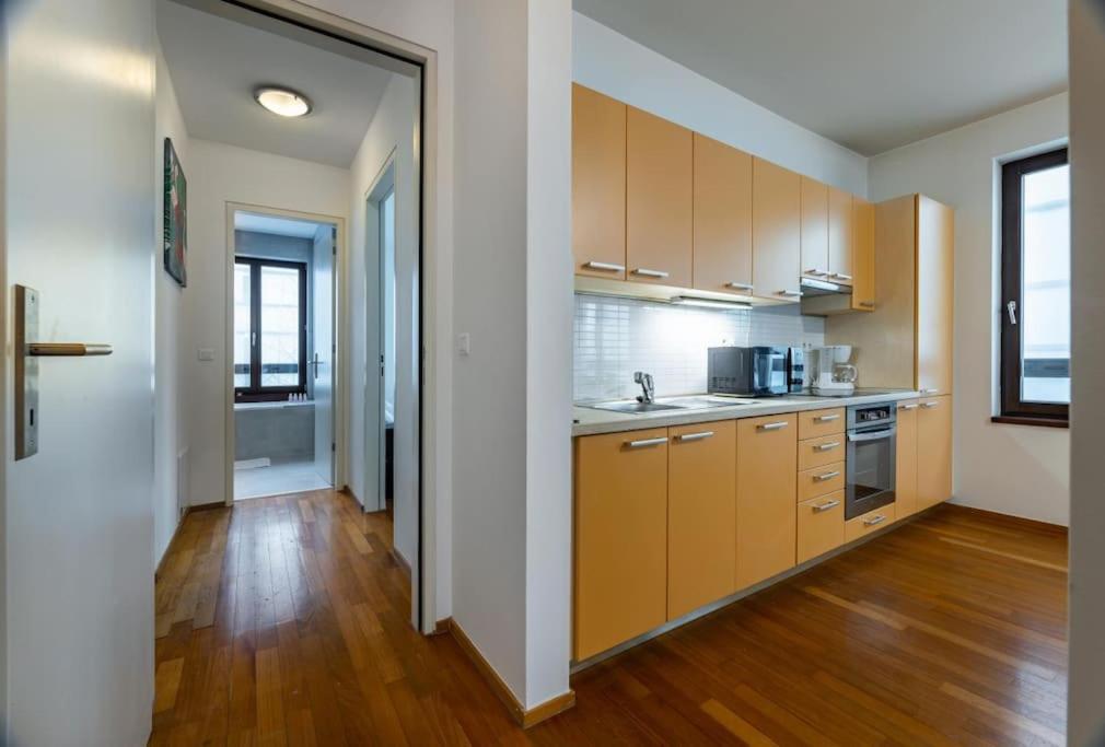 Appartamento Modern Spacious Flat With A Terrace And A Parking Praga Esterno foto