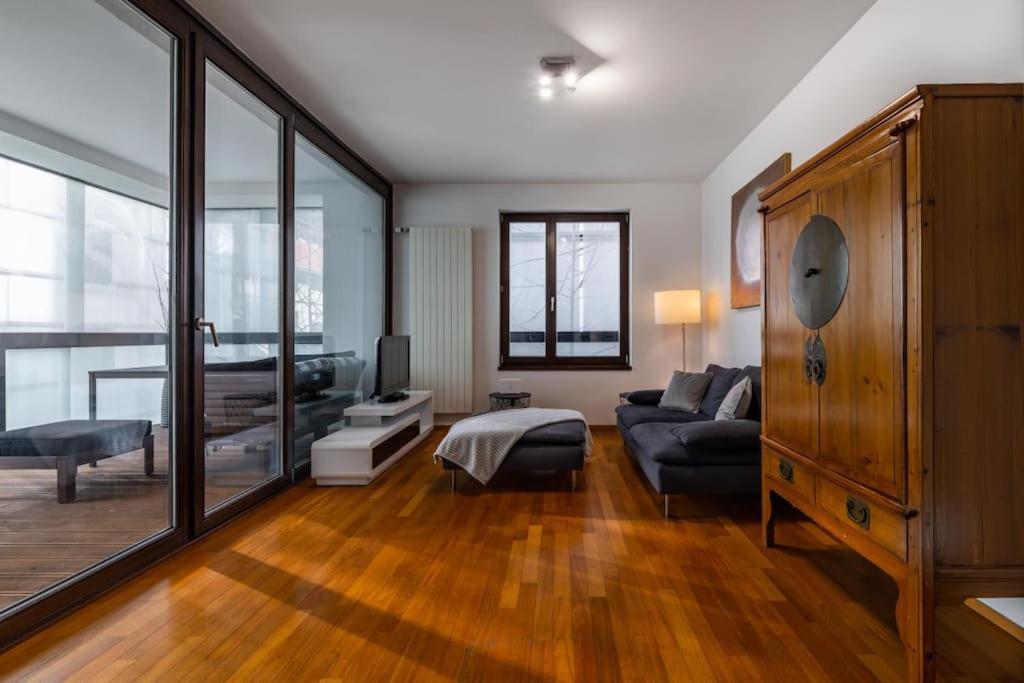 Appartamento Modern Spacious Flat With A Terrace And A Parking Praga Esterno foto